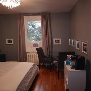 With King Bed In Shared 3 Bedroom Downtown Montréal