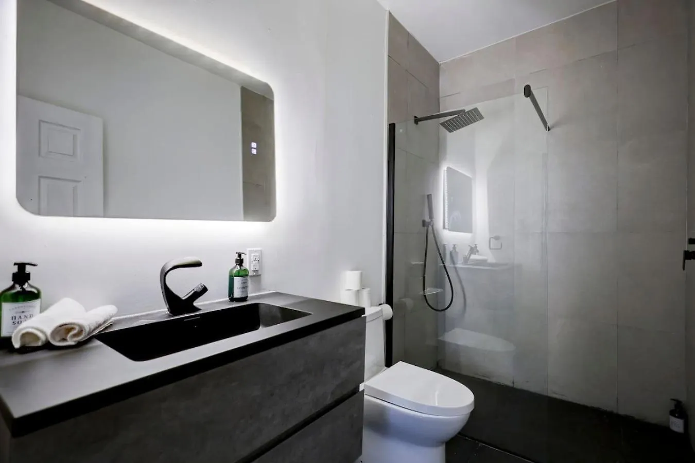 モントリオールChic 4Br Haven Sunlit In Downtown Mtl Zh8アパートメント アパート