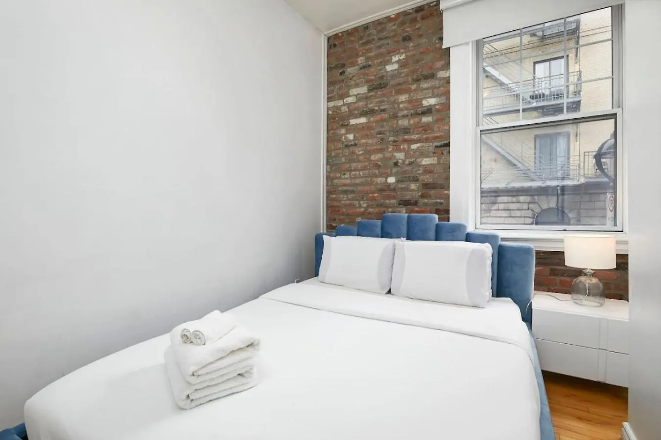 モントリオールChic 4Br Haven Sunlit In Downtown Mtl Zh8アパートメント モントリオール